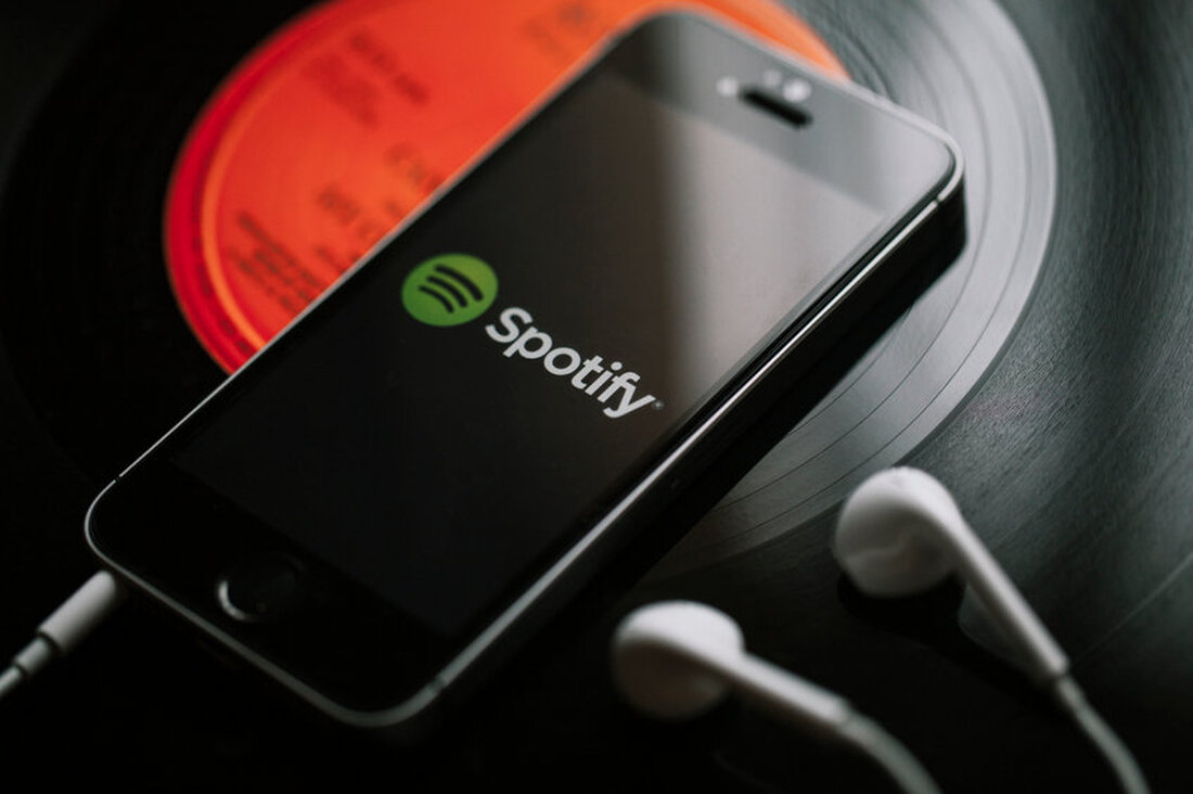 Spotify, die führende Musik-Streaming-Plattform, ist bereit, in das Reich von Web 3.0 einzusteigen. Der Musik-Streaming-Gigant hat sich mit dem beliebten Spiel Roblox zusammengetan, um seinen Nutzern ein virtuelles Universum-Erlebnis zu bieten. „Roblox-Fans, packt eure Koffer“, heißt es in der Enthüllung. Musik trifft Natur Spotify ermutigt Nutzer des digitalen Universums, ihre neue Insel zu besuchen. Darüber hinaus hat das Metaverse von Spotify in Roblox ein grünes, naturorientiertes Design und das charakteristische Farbschema von Spotify, um den Nutzern der Spotify-App ein vertrautes Gefühl zu vermitteln. Spotify wurde am 3. Mai gestartet und lädt seine Benutzer ein, verschiedene Aufgaben auszuführen, um „die Charts …