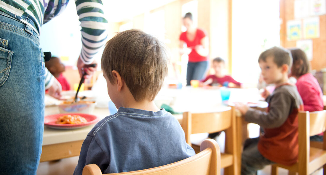 Stuttgart, 17. Juni 2024 Das Projekt „Stärkung des Themenbereichs Ernährung in der Erzieherinnen- und Erzieherausbildung“ wurde erfolgreich abgeschlossen, wie das Ministerium für Ernährung, Ländlichen Raum und Verbraucherschutz mitteilte. Erzieherinnen und Erzieher spielen neben den Eltern eine wichtige Rolle als Vorbilder für Kinder und haben daher einen großen Einfluss auf die Entwicklung von Ernährungsgewohnheiten. Die Staatssekretärin für Ernährung, Ländlichen Raum und Verbraucherschutz, Sabine Kurtz, betonte bei der Abschlussveranstaltung des IN FORM-Projekts in Stuttgart die Bedeutung einer bewussten Ernährungsbildung von Kindern und einer kindgerechten Verpflegung in Kindertagesstätten. Kinder nehmen durch längere Betreuungszeiten bis zu fünf Mahlzeiten am Tag in der Kita ein, …