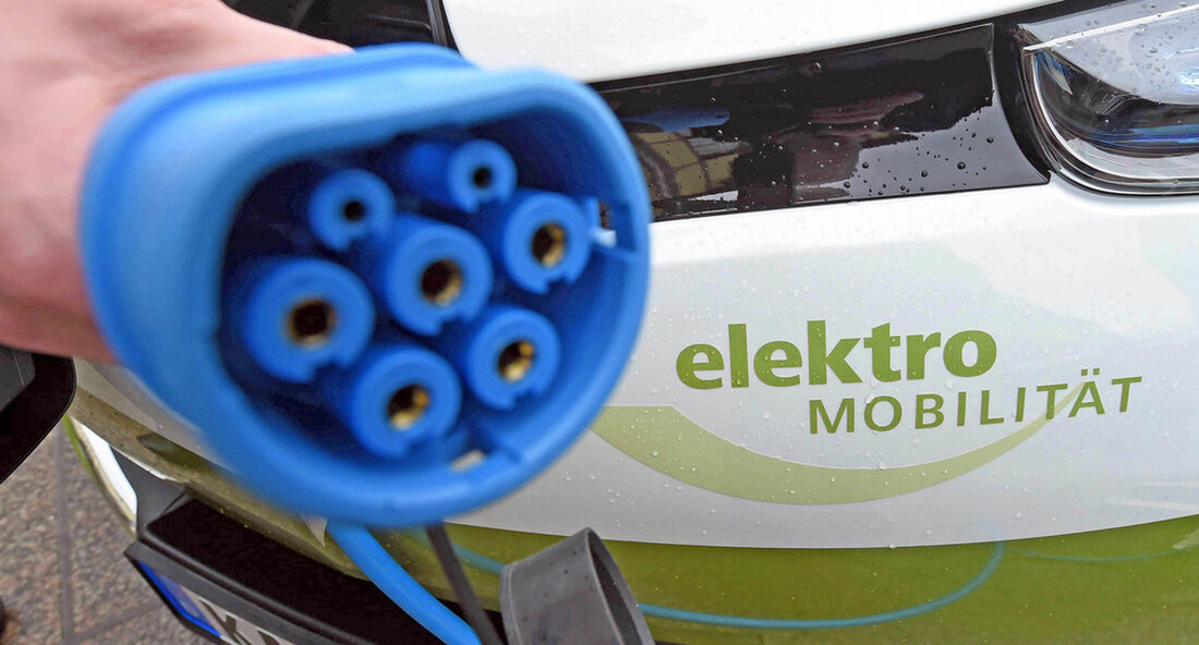 Das Land fördert den Aufbau sogenannter E-District-Hubs mit vier Millionen Euro. Diese Parkhäuser mit guter Ladeinfrastruktur für Elektrofahrzeuge sind Vorreiter in der E-Mobilität. Interessierte Unternehmen können sich bis zum 15. September bewerben. Die Landesregierung will den Ausbau der Elektromobilität vorantreiben. Gleichzeitig sollen im Interesse der Lebensqualität in Städten und Gemeinden weniger Parkplätze auf den Straßen genutzt werden. Die Förderung von sogenannten E-District Hubs – Parkhäusern mit guter Ladeinfrastruktur – dient diesen Zielen. Das Verkehrsministerium möchte bis zu fünf dieser E-Neighborhood-Hubs unterstützen und damit Anreize für die Verlagerung von Straßenparkplätzen in zentrale Parkhäuser / Garagen schaffen. Dazu sollen neue Parkhäuser / …