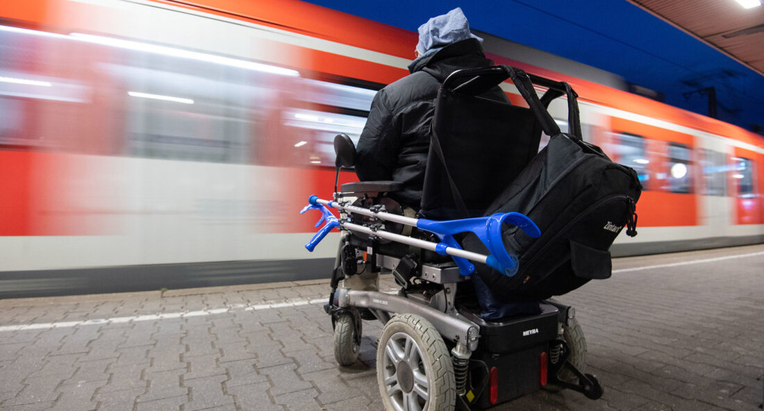 Auf Einladung des Verkehrsministeriums haben die Verantwortlichen in Hausach mögliche Lösungen zur Finanzierung des barrierefreien Umbaus des Bahnhofs Hausach herausgearbeitet. So wird es wahrscheinlich in absehbarer Zeit einen gangbaren Weg mit dem Ziel der Barrierefreiheit für den Hausacher Bahnhof geben. Frischer Wind für die Modernisierung und den barrierefreien Umbau des Bahnhofs Hausach: Auf Einladung des Verkehrsministeriums haben die Verantwortlichen am 25. November 2022 in Hausach mögliche Lösungen zur Finanzierung des Bauvorhabens herausgearbeitet. Die Überlegungen waren ins Stocken geraten, nachdem eine Anmeldung zum Bundesförderprogramm Förderinitiative zur Attraktivitätssteigerung und Barrierefreiheit von Bahnhöfen (FABB 2) wegen der damals fehlenden, notwenigen Landesmittel nicht möglich …