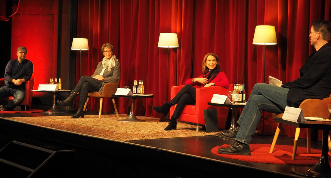 Der Staat unterstützt die Plattform „Theater Stream“ mit rund 125.000 Euro und damit die professionelle Verfilmung von Produktionen in Kinder- und Jugendtheatern. Auf der On-Demand-Plattform präsentieren 13 Theater in Baden-Württemberg Live-Streams und Theaterfilme, die bis Juni 2021 exklusiv für diese Plattform produziert werden. Das Land Baden-Württemberg fördert die professionelle Verfilmung von Produktionen in Kinder- und Jugendtheatern sowie den Aufbau einer On-Demand-Plattform mit insgesamt rund 125.000 Euro. Dreizehn Theater in Baden-Württemberg produzieren bis zu zwei Produktionen pro Bühne. Das Spektrum der finanzierten professionellen Theater reicht von Junges Staatstheater Karlsruhe über die drei staatlichen Theater, einzelne städtische Theater und private Theater zu …