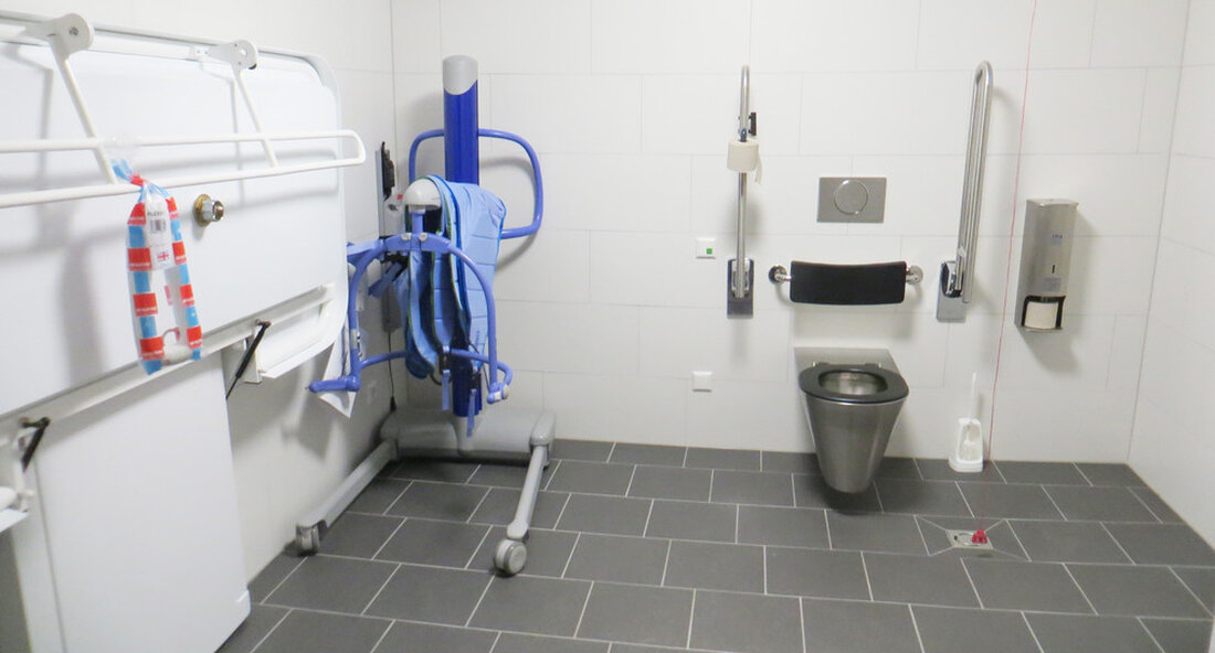 Das Land stellt rund 200.000 Euro für die Einrichtung von weiteren öffentlichen Toiletten bereit, die speziell auf die Bedürfnisse von Menschen mit besonders schweren Behinderungen ausgerichtet sind. Baden-Württemberg ist bislang das einzige Bundesland, das eine solche Ausstattung fördert. Das Ministerium für Soziales, Gesundheit und Integration stellt rund 200.000 Euro für die Einrichtung von weiteren öffentlichen Toiletten bereit, die speziell auf die Bedürfnisse von Menschen mit besonders schweren Behinderungen ausgerichtet sind. Baden-Württemberg ist bislang das einzige Bundesland, das eine solche Ausstattung fördert. Inzwischen gibt es knapp 70 „Toiletten für Alle“ im Land, 18 weitere sind derzeit in der Planung oder Umsetzung. …