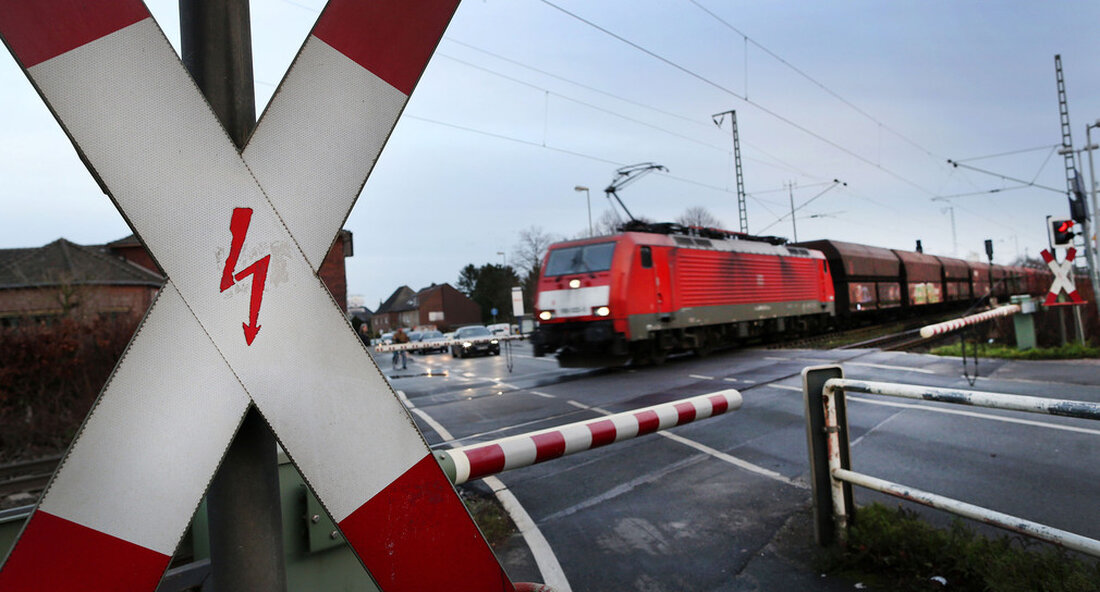 Gemeinsam mit dem Regierungspräsidium Tübingen, der Gemeinde Kisslegg und der Deutschen Bahn treibt das Land die Planungen zum Abbau des Bahnübergangs an der Landesstraße 265 in Kisslegg voran. Die Straßenbauverwaltung treibt die Planungen für die Wegfall des Bahnübergangs an der Landesstraße (L) 265 in Kisslegg im Landkreis Ravensburg. Das Projekt wird mit hoher Priorität in den Aktionsplan des Landes aufgenommen, wie das Verkehrsministerium am 17. März mitteilte. Das Ministerium arbeitet mit Regierungspräsidium Tübingen und in Abstimmung mit der Gemeinde Kißlegg und das Deutsche BahnAG mit Hochdruck daran arbeiten, dass der Bahnübergang in Kisslegg entlang der Schloßstraße so schnell wie möglich …