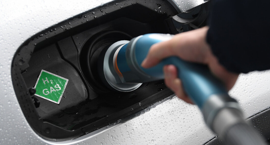 Nach Ansicht von Wirtschaftsministerin Dr. Hoffmeister-Kraut werden nachhaltige Wasserstoff-Verbrennungsmotoren eine große Rolle bei der Mobilitätswende spielen. Wasserstoff-Verbrennungsmotoren können beispielsweise in Nutzfahrzeugen eine Alternative darstellen und damit einen wichtigen Beitrag zum Klimaschutz im Verkehr leisten. Wirtschaftsminister Dr. Nicole Hoffmeister-Kraut tauschte sich am 20. September mit dem Lenkungskreis der Allianz Wasserstoff-Verbrennungsmotor über die Perspektive des Wasserstoff-Verbrennungsmotors aus. „Um eine klimaneutrale Mobilität erreichen zu können, müssen wir alle Potenziale berücksichtigen und nutzen. Die Landesregierung steht für einen technologieoffenen Weg“, sagte Hoffmeister-Kraut. Neben den Mitgliedern des Lenkungsausschusses waren die Landesbehörde e-mobil Baden-Württemberg (BW), das Verband Deutscher Maschinen- und Anlagenbau (VDMA) BW, das IG Metall …