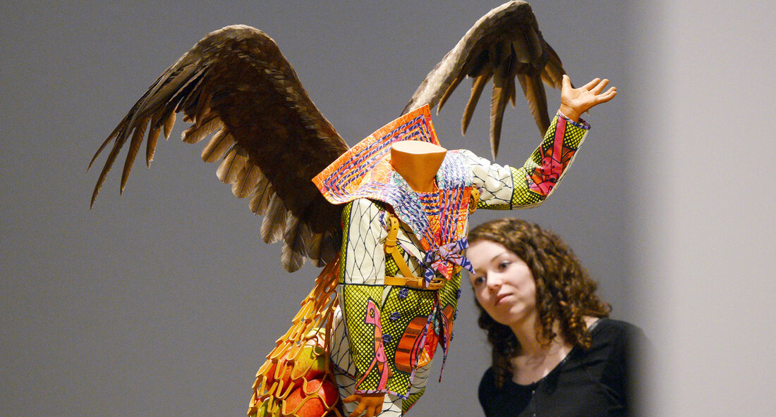 Das Land Baden-Württemberg schreibt erneut den Innovationsfonds Kunst aus, um die Umsetzung kreativer Kulturprojekte zu fördern. Mit diesem Fonds wurden bereits über 600 Projekte unterstützt, wodurch mehr als 17 Millionen Euro in die Kulturlandschaft des Landes geflossen sind. Kultureinrichtungen haben die Möglichkeit, sich bis zum 7. August 2024 um eine Förderung von bis zu 40.000 Euro pro Projekt zu bewerben. Der Kunststaatssekretär Arne Braun betont die Bedeutung des Fonds für die Stärkung von Kulturinstitutionen und die Förderung innovativer Ideen. Er ermutigt Kultureinrichtungen dazu, neue Projekte zu entwickeln, die langfristig die Kulturlandschaft verändern können. Der Innovationsfonds Kunst soll dazu beitragen, dass …
