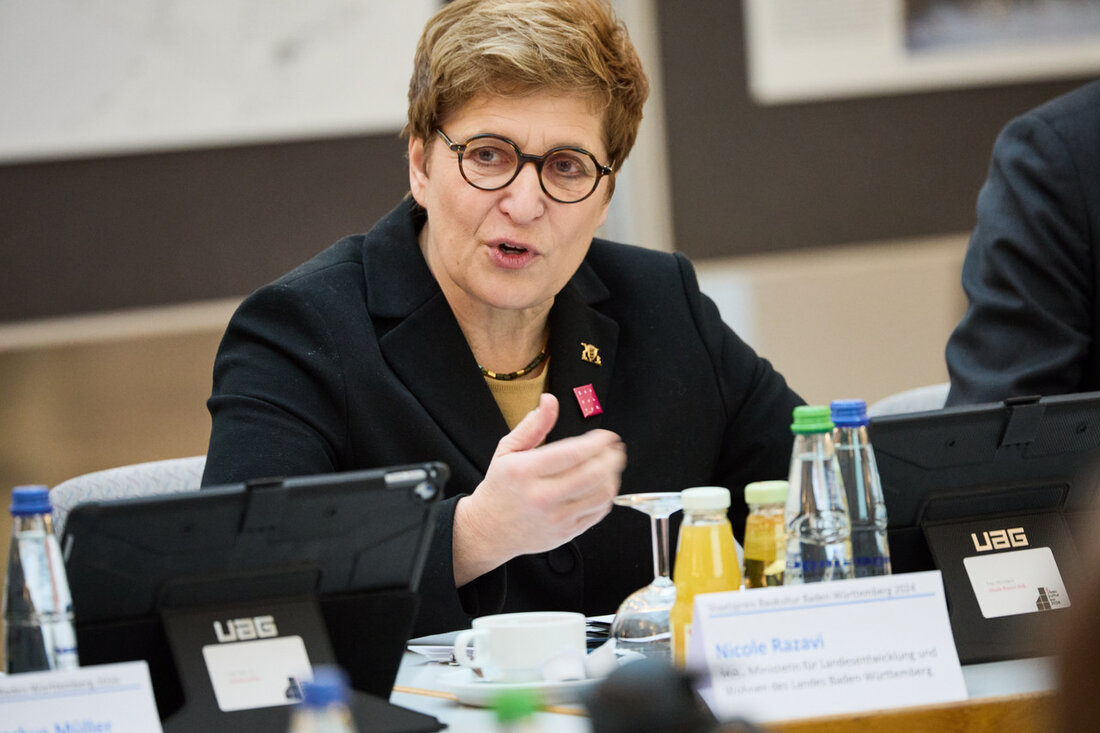 Staatspreis Baukultur Baden-Württemberg 2024: 27 Projekte für eine nachhaltige Umbaukultur nominiert Eine unabhängige Jury hat aus 235 Einreichungen 27 Projekte für den Staatspreis Baukultur Baden-Württemberg 2024 nominiert. Diese Projekte widmen sich dem Um- und Weiterbau von alten Gebäuden und zeigen eine klima- und ressourcenverträgliche Alternative zum Abriss und Ersatzneubau. Die Nominierung der Projekte erfolgte nach acht Stunden intensiver Beratung durch Fachleute aus den Bereichen Stadtplanung, Architektur, Landschaftsarchitektur und Bauingenieurswesen. Die Ministerin für Landesentwicklung und Wohnen, Nicole Razavi, betont die Bedeutung des Staatspreises für die Förderung einer neuen Umbaukultur im Land. Insbesondere in Zeiten eines großen Bedarfs an bezahlbarem Wohnraum sei …