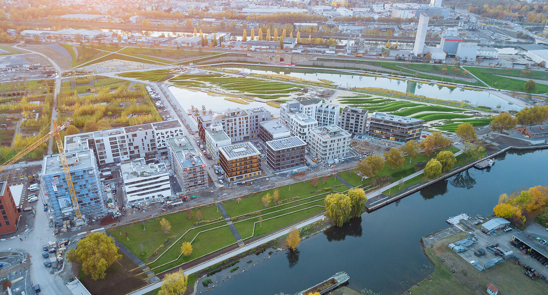 Das Ministerium für Landesentwicklung und Wohnen lobt den Staatspreis Baukultur Baden-Württemberg 2024 aus. Im Fokus steht dieses Mal das Umbauen und Weiterentwickeln von Städten und Gemeinden. Bewerbungsschluss ist der 14. Juli 2023. Das Ministerium für Landesentwicklung und Wohnen Baden-Württemberg lobt den Staatspreis Baukultur 2024 aus. Im Fokus steht dieses Mal das Umbauen und Weiterentwickeln von Städten und Gemeinden. Förderung einer neuen Umbaukultur im Land Nicole Razavi, Ministerin für Landesentwicklung und Wohnen, sagte anlässlich der Auslobung: „Mit dem Staatspreis Baukultur Baden-Württemberg fördern wir eine neue Umbaukultur im Land. Dem Bauen im Bestand kommt eine Schlüsselrolle zu, wenn wir den gewaltigen Herausforderungen …