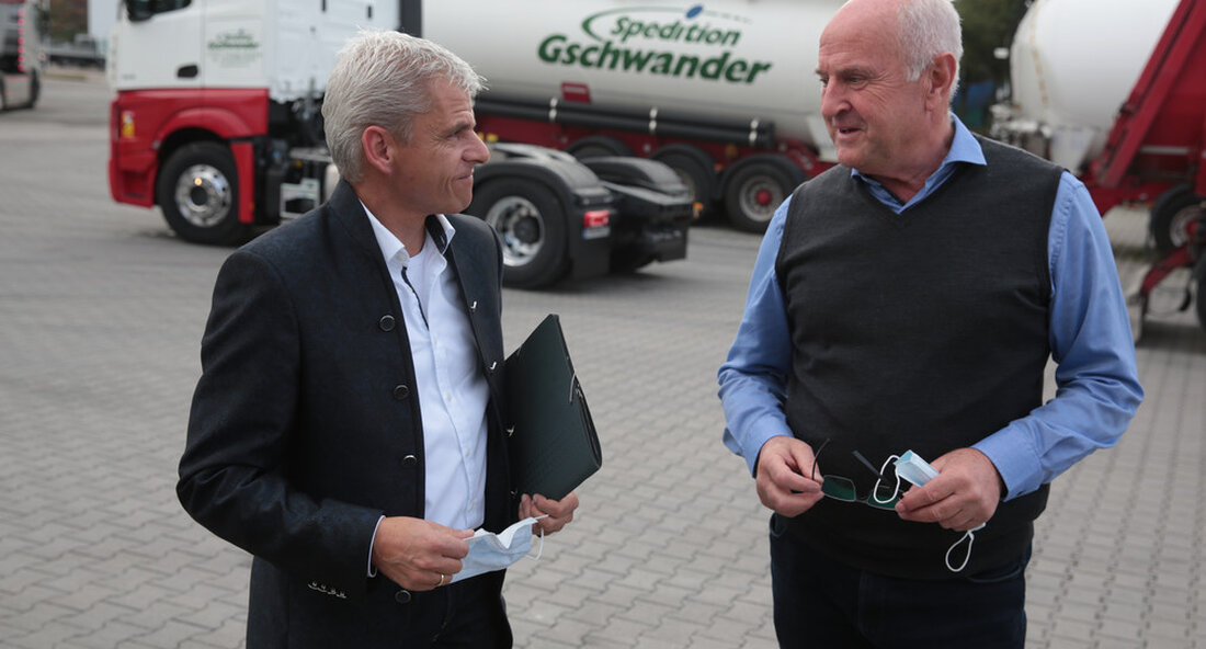 Auf seiner Logistikreise am 13. Oktober diskutierte Wirtschaftsstaatssekretär Dr. Patrick Rapp mit vier Speditions- und Logistikunternehmen im Südwesten Baden-Württembergs über die aktuellen Herausforderungen. Staatssekretär für Wirtschaft Dr. Patrick Rapp besuchte am 13. Oktober vier Speditions- und Logistikunternehmen im Südwesten Baden-Württembergs. Mit Vertretern der Unternehmen und der Verband für Spedition und Logistik BW (VSL) er tauschte sich vor Ort über aktuelle Herausforderungen aus. „In dem Corona-Krise zeigte die zentrale Stellung der Branche und die Abhängigkeit aller Lebensbereiche von funktionierenden Lieferketten. Aber es hat auch die enorme Anpassungsfähigkeit und Verlässlichkeit unseres Betriebs deutlich gemacht“, sagte der Staatssekretär. Auf seiner Reise durch die …