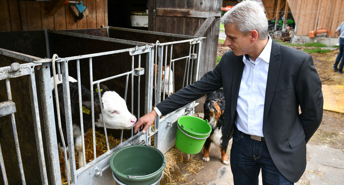 Staatssekretär Dr. Patrick Rapp startet seine touristische Sommerreise durch alle sechs Reisegebiete des Landes im Schwarzwald und in Stuttgart. Im Fokus stehen der Austausch mit den Akteuren der Tourismuswirtschaft vor Ort und die gemeinsame Stärkung der Tourismusregion Baden-Württemberg. Staatssekretär für Tourismus Dr. Patrick Rapp begann seine erste touristische Sommerreise. Vom 2. bis 4. August und vom 9. bis 10. August besucht er alle sechs Reisegebiete Baden-Württembergs: Region Stuttgart, Schwarzwald, Schwäbische Alb, Nordbaden-Württemberg, Oberschwaben-Allgäu und Bodensee. Vor Ort macht er sich ein Bild von der aktuellen Situation in den verschiedenen Tourismusgebieten des Landes. „Der Austausch mit den Playern der Tourismusbranche vor …
