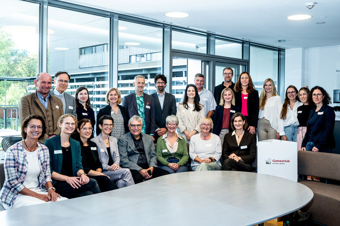 GamesHub for Health / Life Science Heidelberg – Ein Sprungbrett für innovative Gesundheitsspiele Heidelberg, 07. Oktober 2023 – Staatssekretär Arne Braun besuchte gestern den GamesHub für Health / Life Science Heidelberg, um sich über die breite Palette von Anwendungsmöglichkeiten von Spielen im Gesundheitsbereich zu informieren. Der GamesHub ist das baden-württembergische Kompetenzzentrum und der Inkubator für die Entwicklung von Games-Anwendungen zum präventiven, therapeutischen und schulischen Einsatz in der Gesundheitsbranche. Die Zusammenarbeit zwischen der Medien- und Filmgesellschaft Baden-Württemberg (MFG) und hei_INNOVATION, der Transferagentur der Universität Heidelberg, hat das landesweite GamesHub-Programm vorangebracht. Mit seinem Besuch unterstrich Staatssekretär Arne Braun das enorme Potenzial von …