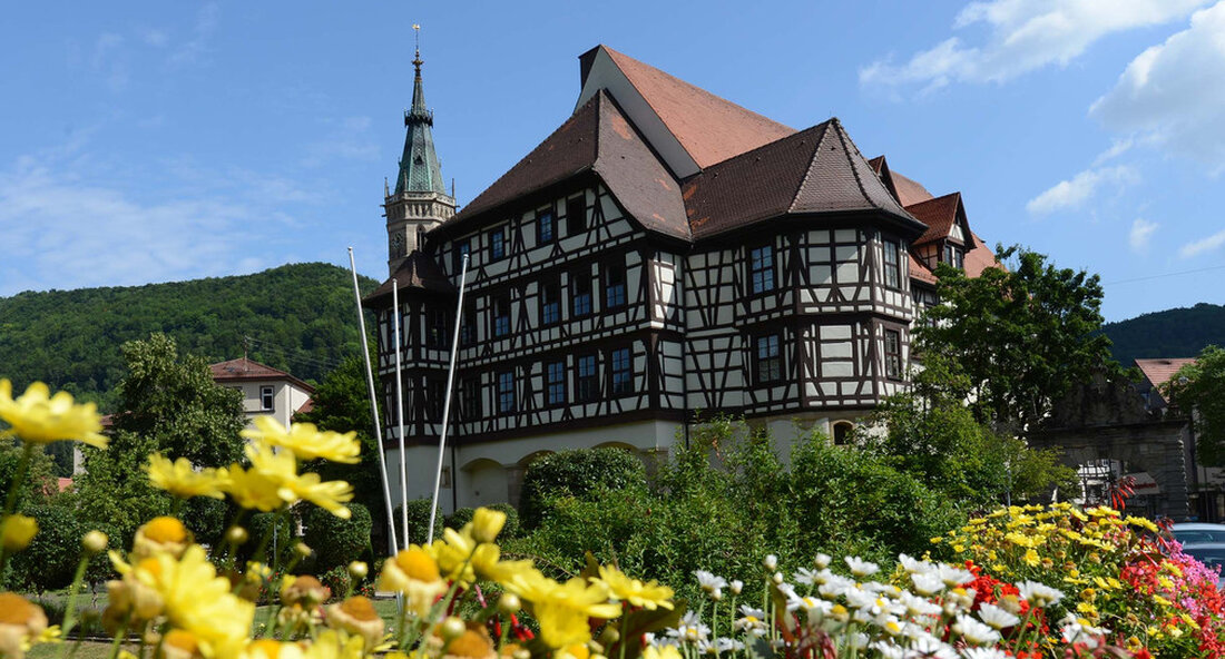 Anlässlich ihrer Sommertour am Dienstag, 24. August, besuchte Staatssekretärin für Finanzen Gisela Splett drei Denkmäler des Landes: Die Residenzburg Urach sowie die Burgruine Hohenstaufen und die Burg Wäscheburg im Stauferland. Dass Residenzschloss Urach bildete die erste Station auf der Sommerreise. Als einzige Burg des Landes zeigt sie noch heute den Zustand einer spätmittelalterlichen Residenz. Ab Herbst 2022 wird das Denkmal für notwendige Sanierungsmaßnahmen für zwei Jahre geschlossen, dafür investiert das Land rund 9,5 Millionen Euro. Staatssekretär für Finanzen Gisela Splett sagte: „Das Uracher Residenzschloss ist ein ganz besonderer Schatz, den wir pflegen und bewahren wollen. Mit dem anstehenden Umbau bringen …