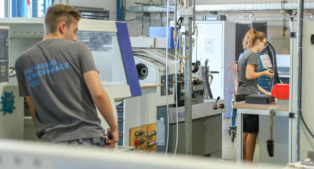 Arbeitslosenquote in Baden-Württemberg steigt auf 4,1 Prozent im August 2023 Die Arbeitslosenquote in Baden-Württemberg ist im August 2023 auf 4,1 Prozent gestiegen. Obwohl dieser Anstieg saisonbedingt ist, fällt er stärker aus als in den Vorjahren. Dies geht aus den aktuellen Arbeitsmarktdaten hervor, die am 31. August 2023 von Wirtschafts- und Arbeitsministerin Dr. Nicole Hoffmeister-Kraut veröffentlicht wurden. Die schwache Konjunktur macht sich langsam auch auf dem Arbeitsmarkt bemerkbar, so die Ministerin. Der Anstieg der Arbeitslosigkeit in den Sommermonaten sei zwar in der Regel saisonal bedingt. Jedoch fällt er dieses Jahr etwas stärker aus als in den Vorjahren. Dies könne als ein …