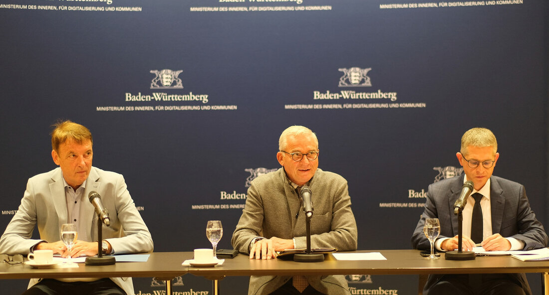Innenminister Thomas Strobl stellt Ergebnisse der Stabsstelle moderne Führungs- und Wertekultur vor In einer Pressekonferenz am 26. Juli 2024 präsentierte der stellvertretende Ministerpräsident und Innenminister Thomas Strobl die Ergebnisse und Schlussfolgerungen aus einem Jahr Arbeit der Stabsstelle moderne Führungs- und Wertekultur. Die Stabsstelle hatte in den letzten 12 Monaten über 2.000 Gespräche mit Kolleginnen und Kollegen aus der Innenverwaltung und der Polizei geführt, um Handlungsempfehlungen zur Stärkung der Führungs- und Wertekultur zu erarbeiten. Die neun identifizierten Handlungsfelder mit insgesamt 24 Handlungsempfehlungen zielen darauf ab, die objektive und transparente Personalentscheidungen zu erhöhen, die Kommunikationskultur zu verbessern, eine werteorientierte Führungskultur einzuführen, die …