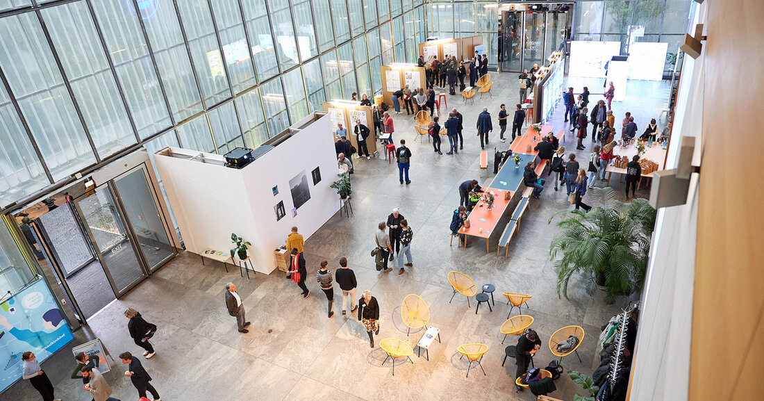Die Stadt Leipzig nimmt die Veranstaltungsreihe „Netzwerk Baukultur Leipzig“ unter der Leitung von Baubürgermeister Thomas Dienberg wieder auf. Das Gestaltungsforum, welches die Verwaltung seit Ende 2008 in städtebaulichen Entscheidungen unterstützt, wird dabei eine zentrale Rolle spielen. Die Veranstaltungsreihe startet am 21. März 2024 im Auditorium des SAB-Gebäudes mit einem Impulsvortrag von Baubürgermeister Thomas Dienberg und Matthias Ehrhardt aus dem Stadtplanungsamt. Dabei werden Projekte des Gestaltungsforums vorgestellt und die neuen Partner des Netzwerkes präsentiert. Das Hauptthema für das Jahr 2024 lautet „Partizipation bei der Stadtgestaltung“. Dabei wird ein besonderer Fokus auf Prozesse und Beteiligungsmöglichkeiten gelegt. Das Ziel des Netzwerkes Baukultur Leipzig …