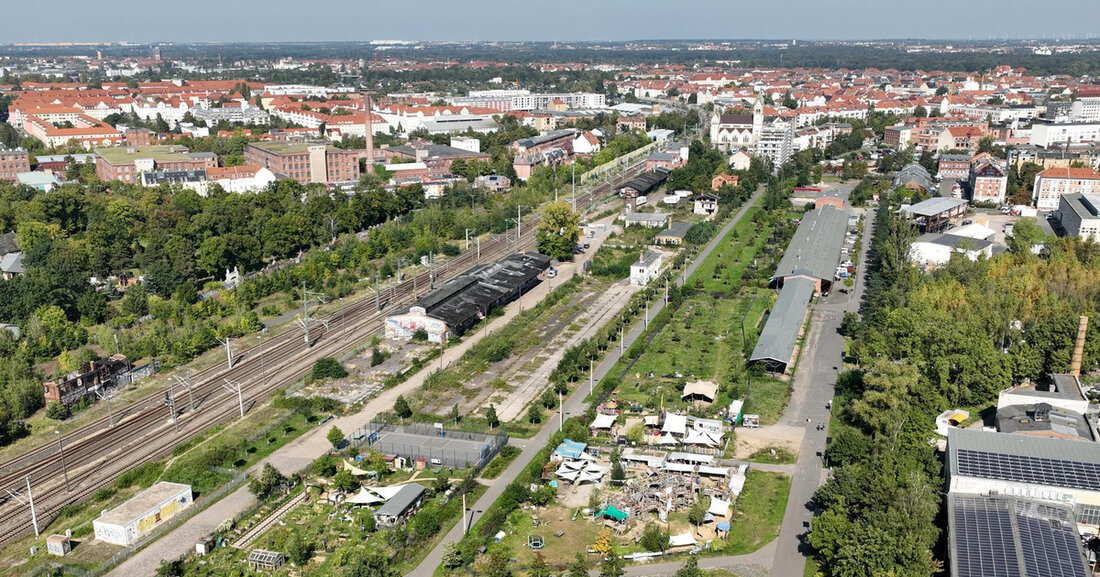 Die Stadt Leipzig informiert über das Abwägungsergebnis zum Bebauungsplan Nr. 380.1 &#8222;Grüner Bahnhof Plagwitz &#8211; Nordteil/Ost&#8220;. Nachdem mehr als 900 Stellungnahmen eingegangen sind, hat die Ratsversammlung entschieden, wie die vorgebrachten Belange berücksichtigt werden. Der Bebauungsplan wurde in die Teilbereiche Ost und West untergliedert. Der Teilbereich Ost wurde als Satzung beschlossen und umfasst öffentliche Grünflächen, private Grünflächen, das Baugebiet MI3 und Verkehrsflächen. Das Ergebnis über den Umgang mit den Stellungnahmen kann bis zum 26.06.2024 im Stadtplanungsamt während der Dienstzeiten eingesehen werden. Das öffentliche Interesse an dem Bebauungsplan ist groß, da er Auswirkungen auf das Stadtbild und die Entwicklung des Stadtteils haben &hellip;