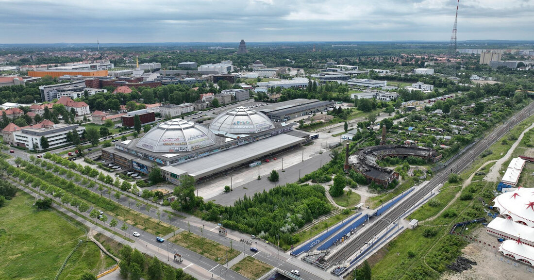 Bürgerspaziergang durch Bebauungsplangebiet Alte Messe West Das Stadtplanungsamt lädt alle interessierten Bürgerinnen und Bürger zu einem Bürgerspaziergang durch das Bebauungsplangebiet Alte Messe West ein. Der Bürgerspaziergang findet am Dienstag, den 26. September 2023, zwischen 17 und 19 Uhr statt. Bei diesem Spaziergang haben die Teilnehmer die Möglichkeit, sich über die geplanten Entwicklungen und den aktuellen Entwurf des Bebauungsplans zu informieren. Das etwa 37 Hektar große Areal der Alten Messe West soll zu einem Gewerbequartier entwickelt werden. Dabei ist vor allem die Schaffung von Flächen für Labor und Büronutzungen geplant, um Leipzig als attraktiven und wettbewerbsfähigen Standort für Wissenschaft und Wirtschaft …