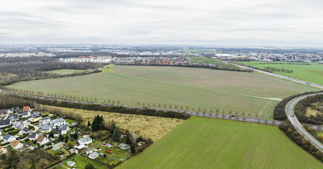 Die Stadt Leipzig plant die Entwicklung eines neuen Stadtquartiers „Heiterblick-Süd“ im Osten der Stadt. Das Quartier soll Platz für etwa 4.000 Einwohnerinnen und Einwohner bieten und umfasst eine Fläche zwischen dem Paunsdorfer Wäldchen und der Autobahn A14. Das neue Baugebiet ist bereits im Flächennutzungsplan der Stadt Leipzig als „Wohnbaufläche“ gekennzeichnet. Die angrenzenden Bereiche im Westen, Norden und Osten sind Teil des Landschaftsschutzgebiets „Paunsdorfer Wäldchen-Heiterblick“ und werden größtenteils als Ackerland genutzt. Die Stadt plant, diese Flächen für Natur und Erholung umzugestalten. Insgesamt sollen rund 2.000 Wohnungen in dem neuen Quartier entstehen. Die Stadt verfügt über eine bedeutende Anzahl von Grundstücken in …