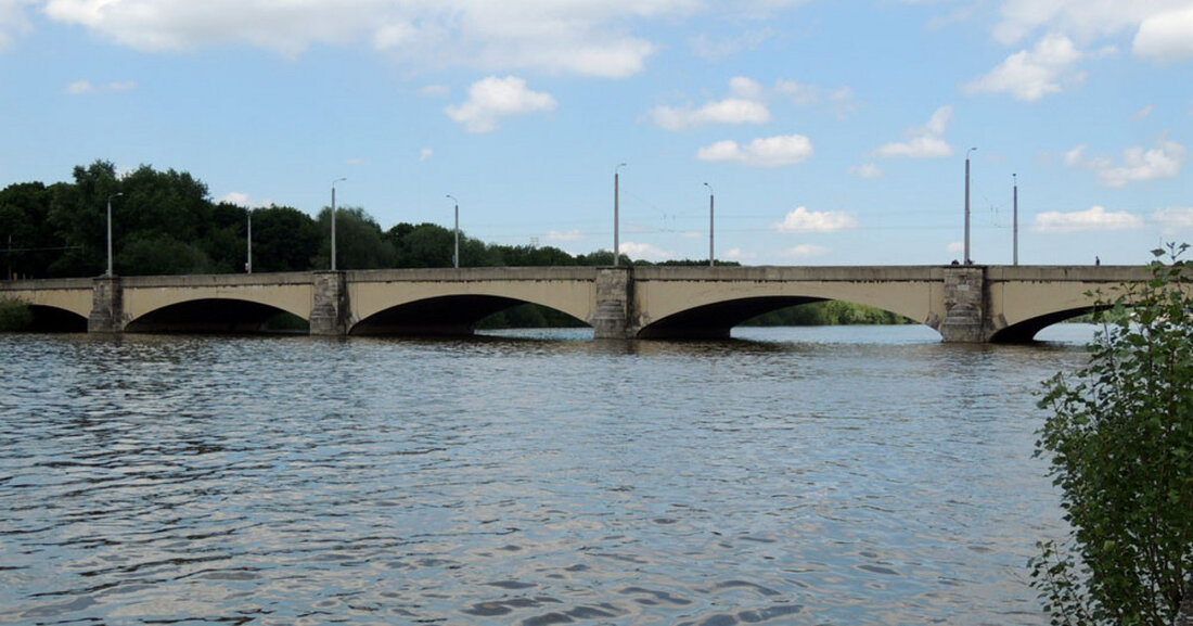 Stadt markiert dauerhaften Radfahrstreifen auf Zeppelinbrücke Um die Verkehrssicherheit weiter zu gewährleisten, werden ab Mittwoch, 12. April 2023, die bislang nur temporär aufgebrachten und inzwischen in Teilen verblassten Radfahrstreifen auf der Zeppelinbrücke dauerhaft markiert. Aufgrund der Unfallhäufungsstelle am Cottaweg wurden Radfahrerinnen und Radfahrer bereits seit August 2020 in beiden Fahrtrichtungen auf der bis dahin rechten Kfz-Spur geführt. Nach Auswertung des entsprechenden Verkehrsversuchs hat die Straßenverkehrsbehörde inzwischen die dauerhafte Markierung des 2,10 Meter breiten Radfahrstreifens auf dieser Querung zwischen den Stadtteilen Zentrum-Nordwest, Leutzsch und Lindenau angeordnet. Für die Fahrbahn verbleiben dann 4,50 Meter Breite. Maßnahmen gegen Unfälle An der Einmündung zum &hellip;