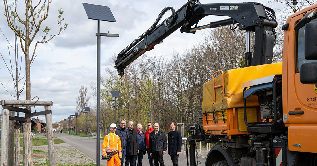 Stadt nimmt erste Solarbeleuchtung in Betrieb In immer mehr Stadtquartieren Leipzigs wird die Straßenbeleuchtung derzeit sukzessive auf sparsame LED umgerüstet. Entlang des Geh- und Radweges am Gleisgrün Plagwitzer Bahnhof/ Röckener Straße hat das Verkehrs- und Tiefbauamt dabei erstmals solarbetriebene Leuchten in Betrieb genommen, die bedarfsorientiert steuerbar sind. © HENNING CROISSANT Dieser so genannte „smart Modus“ ermöglicht es, verschiedene Dimmstufen in den Dunkelstunden festzulegen. So kann beispielsweise in definierten Zeiten – etwa ab Mitternacht – das Licht erst dann angehen, wenn sich Passantinnen oder Radfahrer nähern. Verschiedene Optionen für Schaltzeiten und Dimmstufen sollen in den nächsten Monaten an dieser Pilotanlage getestet &hellip;