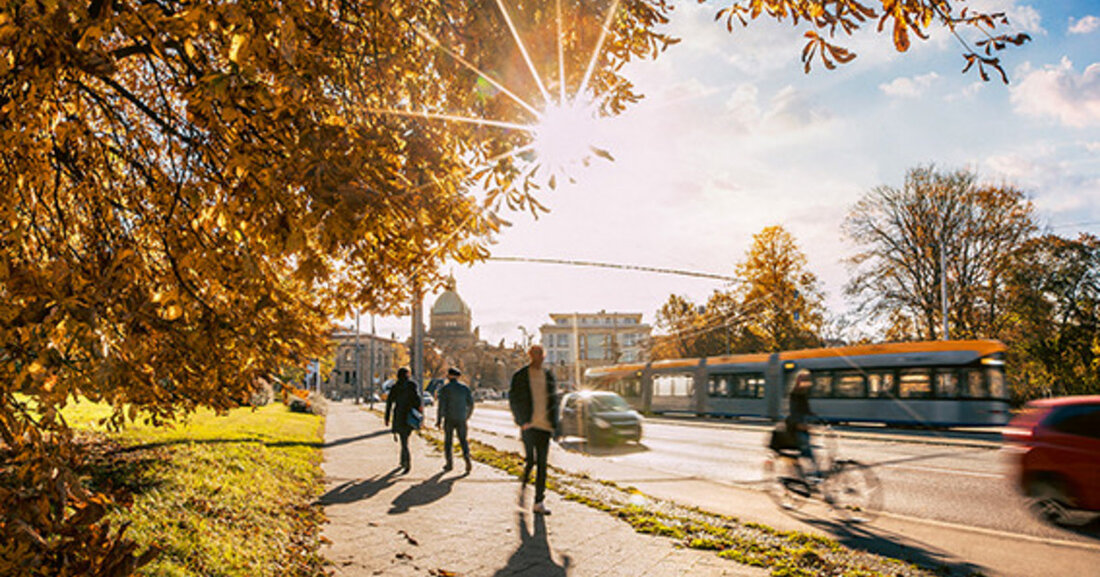 Die Stadt Leipzig hat kürzlich ihren aktualisierten Plan zur Mobilitätsstrategie 2030 vorgestellt. Der Plan umfasst rund 230 Verkehrsprojekte und -programme, die in den Jahren 2025/26 umgesetzt werden sollen. Darunter fallen Maßnahmen zur Infrastruktur, wie die Erweiterung des Straßenbahnnetzes und die Sanierung der Zeppelinbrücke, sowie kleinere Projekte wie der Bau von Zebrastreifen oder die Modernisierung der Straßenbeleuchtung. Der Plan ist Teil der Vorbereitung des städtischen Doppelhaushalts und dient dazu, Förderanträge für die Projekte zu stellen. Ein zentraler Aspekt des Plans ist die Stärkung des Umweltverbunds, insbesondere des Rad- und Fußverkehrs sowie des Öffentlichen Nahverkehrs. Laut Thomas Dienberg, Baubürgermeister der Stadt Leipzig, …