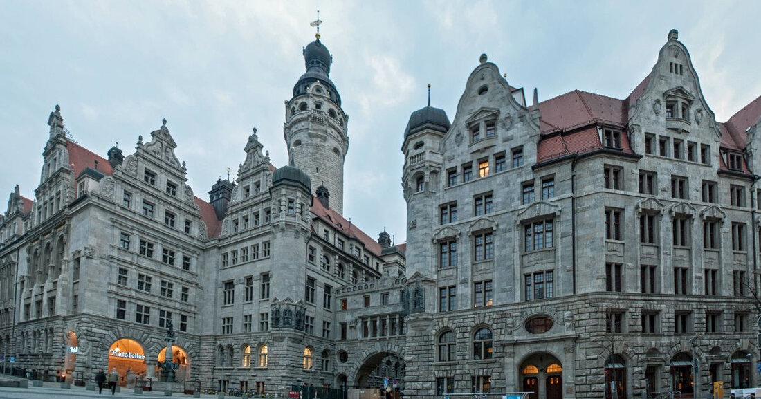Stadt testet Zutrittskontrollen am Neuen Rathaus und am Stadthaus Mit Zutrittskontrollen testet die Stadt am Montag, 22. Mai 2023, die Sicherheit im Neuen Rathaus sowie im Stadthaus. Die Besucherinnen und Besucher können an diesem Tag das neue Rathaus über den Haupteingang und das Stadthaus nur über den Eingang Burgplatz 1 betreten und werden zudem durch Mitarbeiter/-innen einer Sicherheitsfirma beziehungsweise des Stadtordnungsdienstes kontrolliert. Sie erhalten gegen Vorlage eines Pfandes einen Besucherausweis. Dieser ist an diesem Tag verpflichtend für den Besuch in diesen städtischen Liegenschaften. Hintergrund der Aktion ist die Aufrechterhaltung öffentlicher Dienstleistungen in den beiden Gebäuden unter Bedingungen von Mitarbeitersicherheit.
