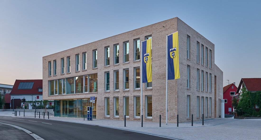In Baltmannsweiler wurde das städtebauliche Sanierungsprojekt „Rathaus und Umgebung“ mit Landesförderung erfolgreich abgeschlossen. Mit Hilfe der Stadtentwicklungsförderung wurde eine neue Innenstadt als Begegnungsort geschaffen. Die Stadterneuerungsmaßnahme „Rathaus und Umgebung“ in Baltmannsweiler (Kreis Esslingen) wurde erfolgreich abgeschlossen. Das Ministerium für Landesentwicklung und Wohnungsbau förderte die Sanierung mit insgesamt rund 1,8 Millionen Euro an Fördermitteln – davon rund eine Million Euro vom Bund. „In Baltmannsweiler sieht man ein Beispiel dafür, wie mit Hilfe der Stadtentwicklungsförderung eine neue, lebendige Innenstadt entstehen kann. Durch den Umbau des Rathauses und die Gestaltung der Umgebung wurde ein Treffpunkt für die Bürger geschaffen, an dem sie gerne …