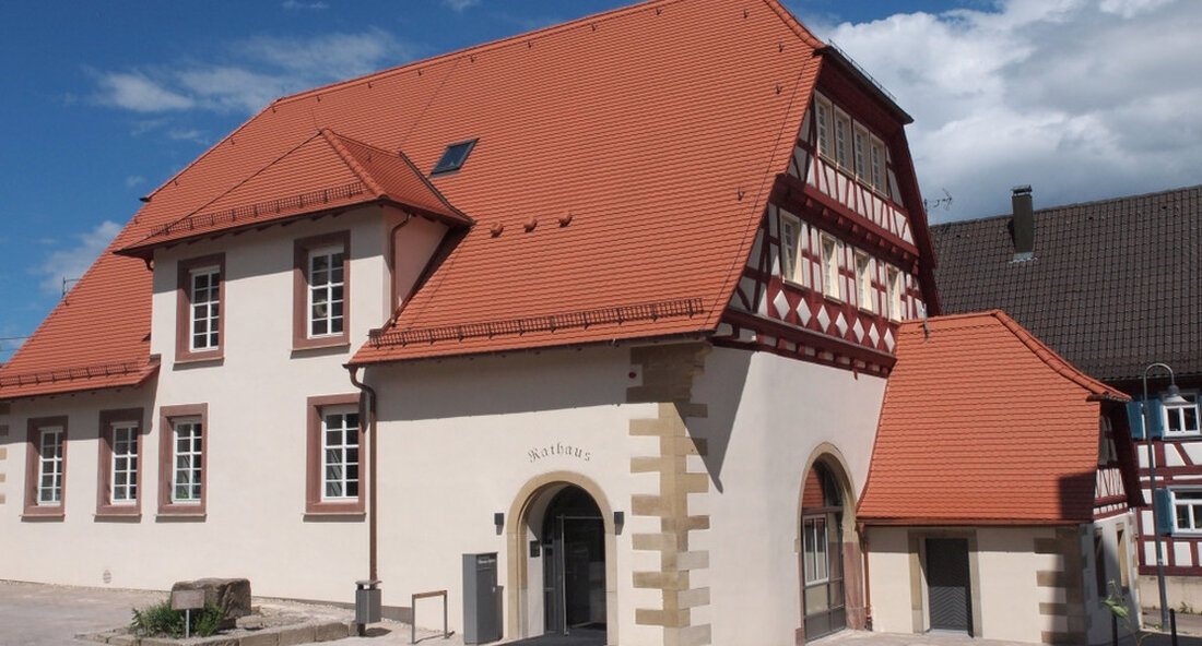 Die Stadterneuerungsmaßnahme „Ortsmitte Dürrn“ in Ölbronn-Dürrn wurde erfolgreich abgeschlossen. Zahlreiche Gebäude, die das Stadtbild charakterisieren und unter Denkmalschutz stehen, wurden renoviert und ein zentrales Stadtzentrum geschaffen. Die Stadterneuerungsmaßnahme „Ortsmitte Dürrn“ in Ölbronn-Dürrn wurde erfolgreich abgeschlossen. Das Ministerium für Wirtschaft, Arbeit und Wohnen hat die Renovierung mit insgesamt rund 1,5 Millionen Euro staatlicher Finanzhilfe finanziert. „Ölbronn-Dürrn ist ein gutes Beispiel dafür, wie insbesondere Bürger von der Finanzierung der Stadtentwicklung profitieren und ihre eigenen Wünsche einbringen können. Die Lebensqualität und das Leben im Zentrum des Stadtteils Dürrn haben sich dank der Stadterneuerung erheblich verbessert und neue Einwohner gewonnen “, sagte der Minister …