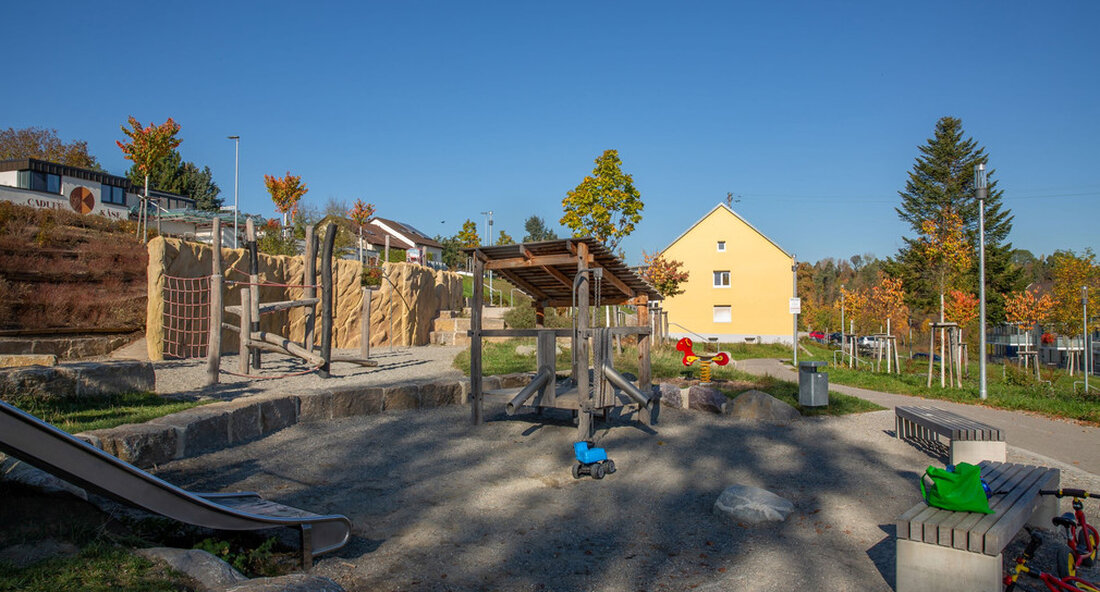 Die Stadterneuerungsmaßnahme „Omsdorfer Hang“ in Rottweil wurde mit finanzieller Unterstützung des Landes erfolgreich abgeschlossen. Ein Quartier, das einst als sozialer Hotspot galt, wurde lebendig, attraktiv und zukunftssicher umgestaltet. Die Stadterneuerungsmaßnahme „Omsdorfer Hang“ in Rottweil wurde erfolgreich abgeschlossen. Das Ministerium für Landesentwicklung und Wohnungsbau förderte die Sanierung mit insgesamt rund 3,6 Millionen Euro an Fördermitteln – davon rund zwei Millionen Euro vom Bund. „In Rottweil kann man zum Beispiel sehen, wie es möglich ist, mit Hilfe der Stadtentwicklungsförderung ein ehemals soziales Hotspot-Quartier in einen lebendigen, attraktiven und zukunftsfähigen Stadtteil zu verwandeln. Es wurde zu einem Treffpunkt für Bürger jeden Alters, an …