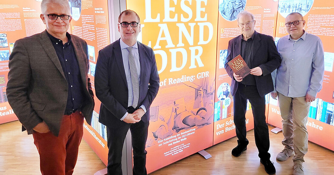 Stadtgeschichtliches Museum zeigt „Leseland DDR“ Lesen war Volkssport in der DDR – genau wie das Suchen nach der Literatur, die es kaum zu kaufen gab oder nicht geben durfte. „Mein Vater, der selbst Professor für Literatur war, hatte Schwierigkeiten, an die Bücher zu kommen, die er lehren sollte“, berichtet Dr. Anselm Hartinger, Direktor des Stadtgeschichtlichen Museums, aus eigenen Erfahrungen. In seinem Haus wird bis zum 18. Juni 2023 die Studioausstellung „Leseland DDR“ gezeigt, die sich mit diesem und anderen Aspekten des Lesens im untergegangenen Staat befasst. Dr. Ullrich Mählert, Dr. Anselm Hartinger, Stefan Wolle und Marko Kuhn (v. l.) in &hellip;