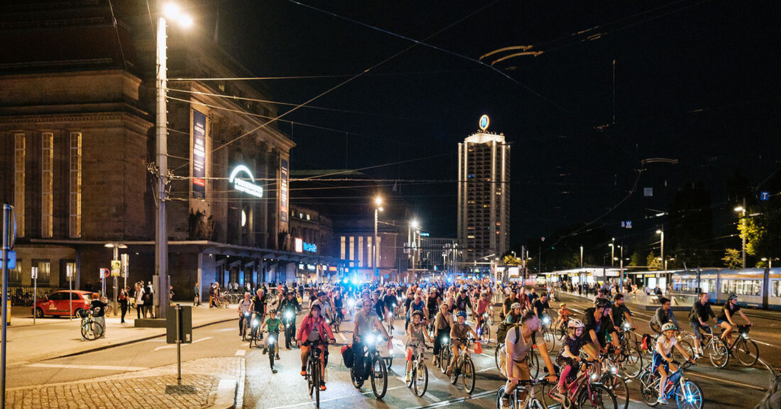 Stadtradeln 2022: Auftakt am 9. September im Clara-Zetkin-Park Vom 9. bis 29. September 2022 tritt Leipzig erneut beim Stadtradeln für mehr Klimaschutz und sicheren Radverkehr in die Pedale. © Ökolöwe Eröffnet wird der Wettbewerb in Leipzig traditionell mit der Radnacht am Freitag, 9. September, um 19 Uhr am Springbrunnen im Clara-Zetkin-Park. Von dort aus startet Leipzigs Umweltbürgermeister Heiko Rosenthal gemeinsam mit dem Ökolöwe – Umweltbund Leipzig e. V. sowie mit weiteren tausend Radlerinnen und Radlern auf eine rund zehn Kilometer lange Route durch Leipzig. Die Strecke führt über die B2, durch den Leipziger Süden und den Innenstadtring, zurück zum Clara-Zetkin-Park. &hellip;
