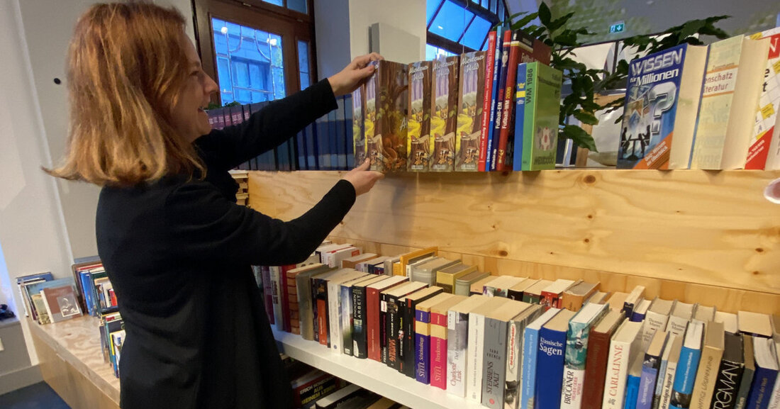 Stadtreinigung Leipzig lädt zum Tauschen ein Zu einem großen Tauschmarkt verwandelt der Eigenbetrieb Stadtreinigung Leipzig vom 19. bis 25. November 2022 das Stadtbüro. © Stadtreinigung Leipzig © Stadtreinigung Leipzig © Stadtreinigung Leipzig © Stadtreinigung Leipzig Nicht selten stehen Dinge zuhause, die gut erhalten sind, aber kaum noch genutzt werden und zu schade zum Wegwerfen sind. Auch der Schrank ist gefüllt mit Kleidung, die nicht mehr getragen wird. Beim Tauschmarkt kann damit anderen eine Freude gemacht und zudem auch selbst Brauchbares mitgenommen werden. Wer tauscht, vermeidet Abfälle, schont den Geldbeutel und obendrein noch die Umwelt. Denn es werden keine Ressourcen für &hellip;
