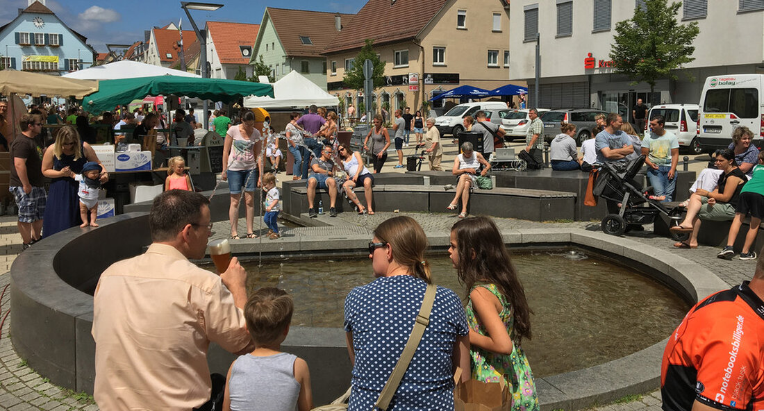 Land und Bund haben die Stadterneuerungsmaßnahme „Ortskern III“ in Rutesheim mit rund 5,67 Millionen Euro an Fördermitteln gefördert. Mit Hilfe der Städtebauförderung wurde die Innenstadt lebendig und zukunftsfähig gemacht. Die Stadterneuerungsmaßnahme „Ortskern III“ in Rutesheim im Landkreis Böblingen wurde erfolgreich abgeschlossen. Das Ministerium für Landesentwicklung und Wohnungsbau förderte die Sanierung mit insgesamt rund 5,67 Millionen Euro Fördergeldern – darunter rund 1,27 Millionen Euro vom Bund. „In Rutesheim sieht man, wie es mit Hilfe der geht Stadtentwicklungsförderung kann es gelingen, eine Innenstadt lebendig und nachhaltig zu gestalten – beispielsweise durch zusätzliche Wohnmöglichkeiten für ältere Menschen, ökologische Maßnahmen und die Schaffung von …