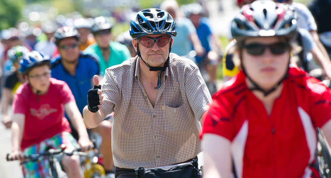 Die Städte Karlsruhe, Offenburg, Mannheim und Bad Säckingen haben die Auszeichnung „Fahrradfreundliche Kommune“ erhalten. Mit dem Zertifikat „Fahrradfreundliche Kommune“ zeichnet das Land Städte, Gemeinden und Landkreise mit einer vorbildlichen Radverkehrsförderung aus. Gut vernetzte Radfahrwege, sichere Abstellplätze und passende Ampelschaltungen: Die vier Städte Karlsruhe, Offenburg, Mannheim und Bad Säckingen haben am 11. November 2022 die Auszeichnung „Fahrradfreundliche Kommune“ erhalten. Bewegung, Gesundheit und Klimaschutz – Fahrrad fahren bringt viele Vorteile mit sich. Umso wichtiger ist es, dass Städte ihre Bürgerinnen und Bürger aktiv dabei unterstützen, auf das Rad umzusteigen. Staatssekretärin Elke Zimmer hat auf der Fachtagung der Arbeitsgemeinschaft Fahrrad- und Fußgängerfreundlicher Kommunen …