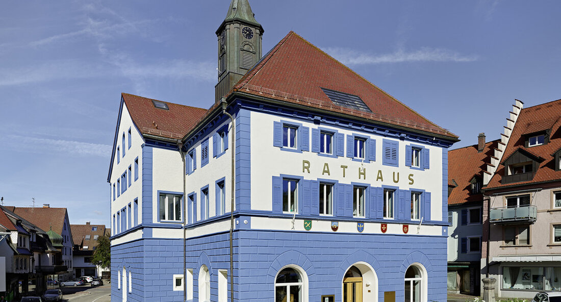 In die abgeschlossene Stadterneuerung „Löffingen-Ost“ flossen insgesamt 6,3 Millionen Euro Fördermittel. Die Innenstadt in Löffingen ist so zu einem Treffpunkt geworden, an dem die Bürger gerne leben und sich aufhalten. Die Stadterneuerungsmaßnahme in Löffingen (Kreis Breisgau-Hochschwarzwald) wurde erfolgreich abgeschlossen. Das Ministerium für Landesentwicklung und Wohnungsbau förderte die Sanierung mit insgesamt rund 6,3 Millionen Euro an Fördermitteln – davon rund 3,5 Millionen Euro vom Bund. „Löffingen ist ein Beispiel dafür, wie die Stadtentwicklungsförderung dazu beitragen kann, die Innenstadt lebendig, attraktiv und zukunftsfähig zu machen. Es ist zu einem Treffpunkt für Bürger geworden, an dem sie gerne leben und sein “, erklärte …