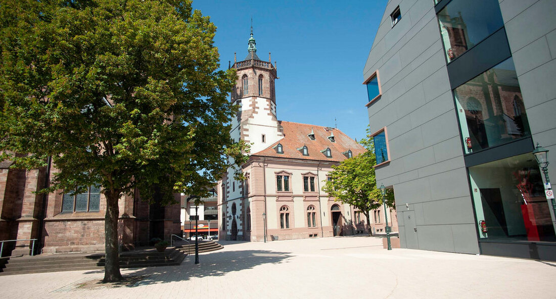 Mit insgesamt rund 4,1 Millionen Euro Fördermitteln unterstützten Land und Bund die Stadterneuerungsmaßnahme „Nördlicher Stadteingang“ in Bühl. Dank der Städtebauförderung wurde die Verkehrssituation verbessert und Kirche und Marktplatz neu gestaltet. Die Stadterneuerungsmaßnahme „Stadteingang Nord“ in Bühl im Bezirk Rastatt wurde erfolgreich abgeschlossen. Das Ministerium für Landesentwicklung und Wohnungsbau förderte die Sanierung mit insgesamt rund 4,1 Millionen Euro Fördergeldern – darunter rund 2,3 Millionen Euro vom Bund. „In Bühl sieht man, wie es mit Hilfe des geht Stadtentwicklungsförderung es uns gelingen kann, die Innenstadt lebendig und zukunftsfähig zu machen und sie für die Bewohner zu einem attraktiven Wohnort zu machen“, erklärte …