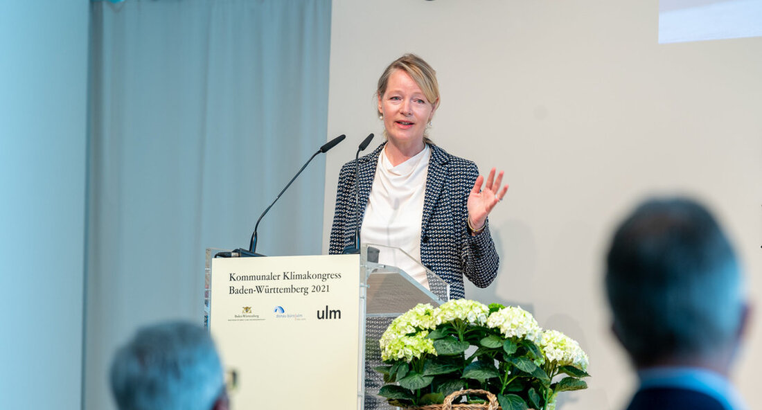 Das Engagement vieler Kommunen, Klimaschutzmaßnahmen zu ergreifen und Vorkehrungen zu treffen, um ihre Bürger vor den Folgen des Klimawandels zu schützen, ist sehr groß. Dies zeigt das große Interesse am städtischen Klimakongress in Ulm. Mit rund 660 Anmeldungen ist die kommunaler Klimakongress in diesem Jahr auf ein besonders hohes Interesse. Für den neuen Klimaschutzminister des Landes Thekla Walker Dies ist ein klarer Beweis dafür, dass die Bereitschaft zum Schutz des Klimas in den Gemeinden weiter zugenommen hat. „Das Engagement vieler Kommunen, Klimaschutzmaßnahmen zu ergreifen und Vorkehrungen zu treffen, um ihre Bürger vor den Folgen des Klimawandels zu schützen, ist sehr …