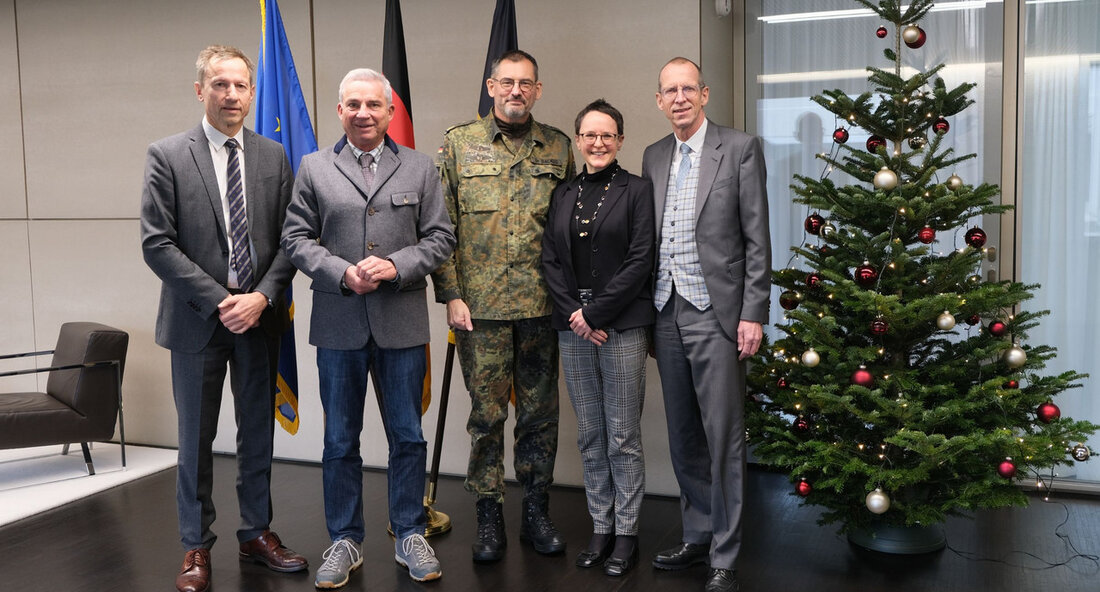 Innenministerium und Bundeswehrkrankenhaus Ulm verstärken Zusammenarbeit im Rettungsdienst Das Innenministerium und das Bundeswehrkrankenhaus in Ulm haben angekündigt, ihre Zusammenarbeit im Rettungsdienst zu intensivieren. Diese verstärkte Kooperation unterstreicht die hohe Bedeutung der zivil-militärischen Zusammenarbeit, insbesondere in Bezug auf die medizinische Versorgung und die Notfallrettung in Baden-Württemberg. Der Stellvertretende Ministerpräsident und Innenminister Thomas Strobl betonte die herausragende medizinische Leistungsfähigkeit des Bundeswehrkrankenhauses in Ulm und seine wichtige Rolle sowohl bei der Versorgung von Bundeswehrangehörigen als auch von zivilen Patienten in der Region. Die bereits bestehende enge Einbindung des Krankenhauses in die regionale Notfallrettung habe sich bewährt, und die weitere Zusammenarbeit im Rettungsdienst werde …
