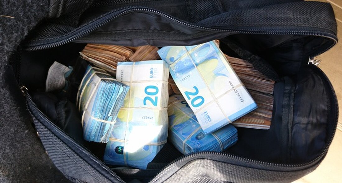 Ein Familienausflug in den Schwarzwald endet für eine Frau mit einer Kontrolle: Über 30.000 Franken und eine verbotene Waffe entdeckt.