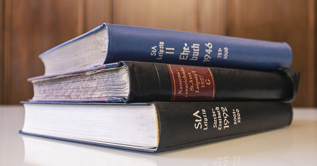 Urkundenanforderung beim Standesamt am 14. und 16. November nur online möglich Am 14. und 16. November 2023 bleibt das Standesamt für spontane Urkundenanforderungen geschlossen. Bereits gebuchte Termine können jedoch wie vereinbart wahrgenommen werden. Auch der Online-Urkundenservice anhand der so genannten eID-Funktion ist in dieser Zeit weiterhin möglich. Dabei wird eine unkomplizierte und schnelle Urkundenzustellung garantiert, innerhalb von 14 Arbeitstagen nachdem diese beantragt wurde. Bearbeitungsrückstau durch neues Personenstandsrechtsänderungsgesetz Beide Tage im November werden genutzt, um den massiven Bearbeitungsrückstau abzuarbeiten. Dieser resultiert aus dem 3. Personenstandsrechtsänderungsgesetz, das vor einem Jahr in Kraft trat. Das Gesetz verpflichtet alle Standesämter in Deutschland dazu, rückwirkend …