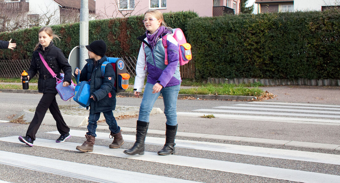 Auch in diesem Jahr startet die Polizei Baden-Württemberg die Aktion „Sicher zur Schule“. Zu Schulbeginn werden viele Kinder zum ersten Mal mit den Gefahren des Straßenverkehrs konfrontiert. Deshalb ist die Polizei des Landes im Einsatz, um den Schulweg so sicher wie möglich zu gestalten. „Für die Erstklässler beginnt jetzt eine spannende Zeit. Doch vor dem Schule beginnt, der Weg dorthin muss gemeistert werden – und das ist oft nicht so einfach. Vor allem den Jüngsten fehlt es noch an Erfahrung und Gefahrenbewusstsein im Straßenverkehr. Außerdem werden die Kinder von anderen Verkehrsteilnehmern leicht übersehen. Baden-Württemberg ist seit Jahren eines der sichersten …