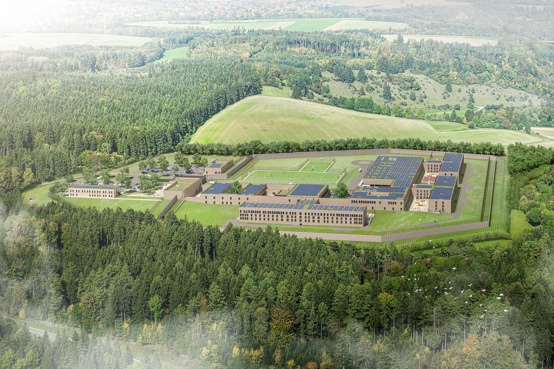 Der Neubau der Justizvollzugsanstalt in Rottweil wird voraussichtlich im Jahr 2027 in Betrieb genommen werden. Dieser Neubau ist Teil eines umfassenden Haftplatzentwicklungsprogramms des Landes Baden-Württemberg, um die Struktur und Leistungsfähigkeit des Justizvollzugs zu verbessern. Mit der Fertigstellung des Neubaus werden ältere und kleinere Justizvollzugsanstalten und Außenstellen in Rottweil, Hechingen, Villingen-Schwenningen und Waldshut-Tiengen abgelöst. Die Ministerin der Justiz und für Migration, Marion Gentges, betonte die Notwendigkeit, die Haftkapazitäten zu erweitern und effiziente Strukturen in den Gefängnissen zu schaffen. Die neue Justizvollzugsanstalt in Rottweil wird mit rund 500 Haftplätzen für männliche erwachsene Gefangene zuständig sein und die Leistungsfähigkeit in allen Bereichen deutlich &hellip;