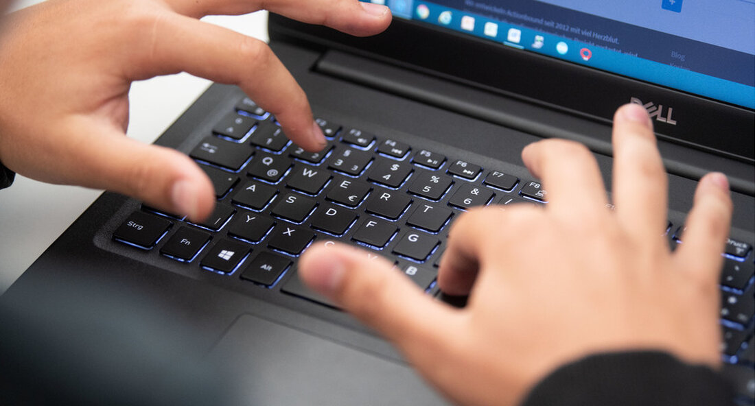 Ab heute testen rund 25 Berufsschulen zunächst eine speziell angepasste Version des Microsoft 365-Softwareangebots unter realen Bedingungen. Nach Abschluss des Pilotbetriebs und der anschließenden Bewertung ist eine Entscheidung über die datenschutzkonforme Verwendung von Microsoft Office 365 innerhalb der digitalen Bildungsplattform zu treffen. Das Pilotprojekt zur Nutzung von Microsoft 365-Diensten in der digitalen Bildungsplattform startet heute, am 30. November 2020, zeitgemäß und koronakonform mit einer Videokonferenz. Bei dieser virtuellen Auftaktveranstaltung wird er Ministerialdirektor Michael Foell Informieren Sie die Teilnehmer über die Rahmenbedingungen und die Ziele des Pilotprojekts. Unter realen Bedingungen werden zunächst rund 25 Berufsschulen von der Staatskommissar für Datenschutz und …