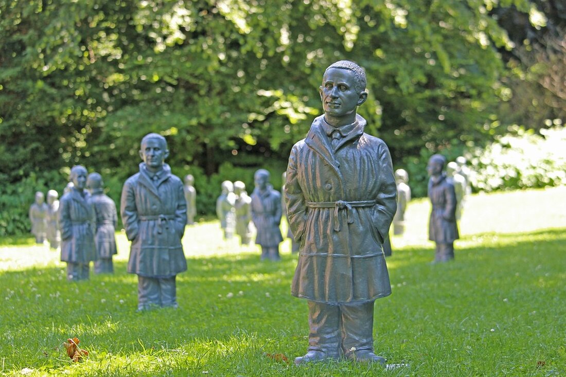 Am Freitag, den 7. Juni um 19 Uhr findet die Auftaktveranstaltung „Adler für Alle – Kunst im Stadtraum Adlershof“ in der Galerie Adlershof im Kulturzentrum Alte Schule in Berlin statt. Insgesamt zeigen zehn internationale Künstlerinnen und Künstler ein ungewöhnliches Projekt, das nach der Eröffnung noch sechs Wochen lang eine Ausstellung gemeinsam mit der Nachbarschaft rund um die Dörpfeldstraße gestalten wird. Diese Ausstellung ist ein Angebot an alle Menschen, kreativ zu sein und sich an den künstlerischen Arbeiten zu beteiligen. Vom 7. Juni bis zum 17. August werden insgesamt 40 Veranstaltungen stattfinden, darunter Workshops, Gespräche und Interventionen im öffentlichen Raum. Die …