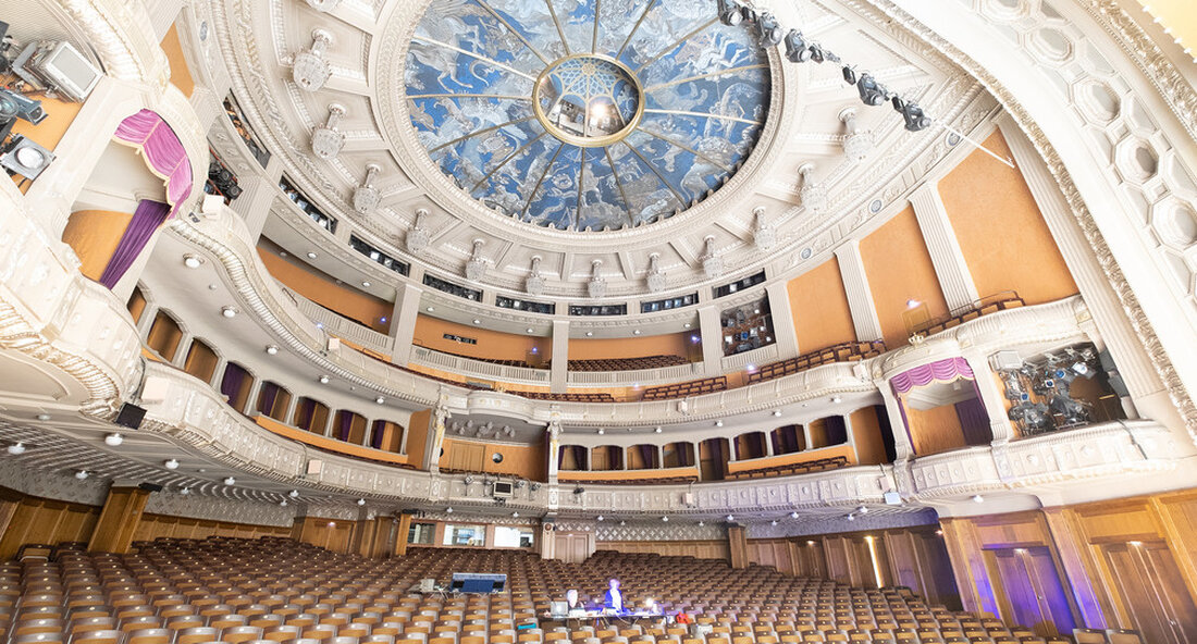 Der Gemeinderat der Landeshauptstadt Stuttgart stimmt für die Sanierung, Modernisierung und Erweiterung des Opernhauses. Zum Beschluss des Gemeinderats der Landeshauptstadt Stuttgart für die Umbau, Modernisierung und Erweiterung von Opernhaus sagte die Vorsitzende des Verwaltungsrats des Württembergischen Staatstheaters, Kunstministerin Theresia Bauer: „Ich freue mich sehr über dieses klare Votum des Stuttgarter Stadtrates für die dringende Sanierung, Modernisierung und Erweiterung des Opernhauses. Das ist ein guter Tag für ihn Theaterstandort Baden-Württemberg, für unsere exzellente Oper und die weltberühmte Stuttgarter Ballett. Der Verwaltungsrat der württembergischen Landestheater hat bereits Beschlüsse gefasst, damit wichtige Planungsschritte nun zeitnah in Angriff genommen werden können. Insbesondere können die …