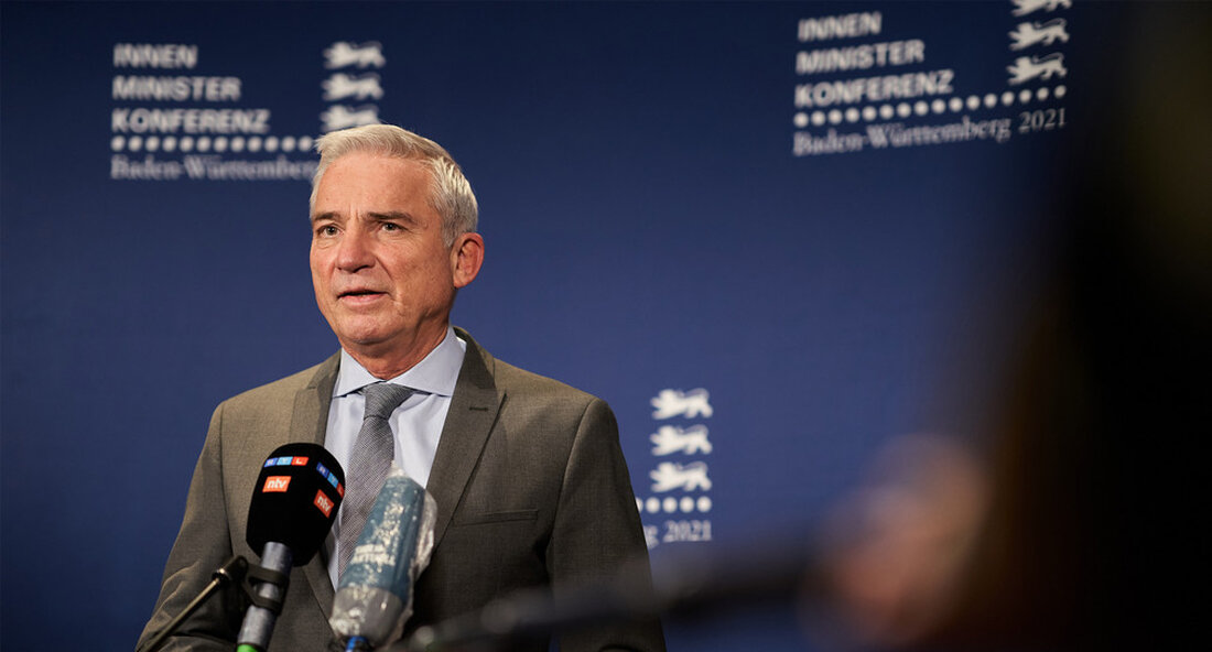 Erklärung des stellvertretenden Ministerpräsidenten und des Innenministers Thomas Strobel: „Ausgangspunkt der ganzen Diskussion sind Vorwürfe gegen den Kommissar der Polizei. Diese sind im Wesentlichen: Er hat ein Verbrechen gegen die sexuelle Selbstbestimmung begangen. Das mutmaßliche Opfer ist ebenfalls ein Polizist. Für mich war von Tag 1 an ganz klar: Ich stehe für maximale Transparenz und Aufklärung. Die Opposition muss entscheiden, auf welcher Seite sie steht. Diejenigen, die früher Transparenz forderten, geißeln jetzt transparentes Regierungshandeln. Ich stehe ganz klar für volle Aufklärung und Transparenz. Offenheit und Transparenz haben in unserer Demokratie einen hohen Stellenwert. Und es ging um nicht weniger als …