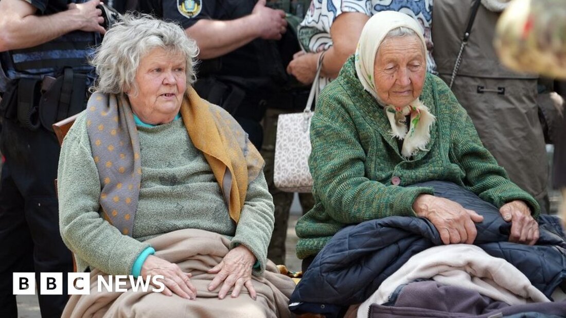 Marynas und Valentynas südukrainisches Dorf Kardashynka ist ein harmloser Ort. Eine malerische Ansammlung von Häusern im sumpfigen Tiefland am Ostufer des Dnipro, das unter russischer Besatzung stand. Selbst nach der Befreiung der Stadt Cherson im vergangenen November war es den Nachbarn nicht möglich, den Fluss zu überqueren, um dorthin zu gelangen, da Brücken zerstört wurden. In einer Kette von Ereignissen, die nur wenige vorhersagen konnten, machten sie sich diese Woche endlich auf den Weg, während sie vor den jüngsten katastrophalen Überschwemmungen gerettet wurden. „Ein Boot fuhr vorbei, wir fingen an zu schreien und zu winken“, sagt Maryna. Ein Großteil ihrer …