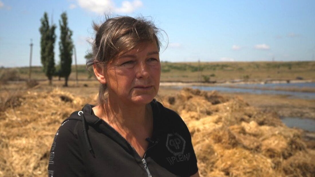 Als im Juni der Kachowka-Staudamm in der Ukraine gesprengt wurde, kam es zu verheerenden Überschwemmungen, die Häuser und Ackerland zerstörten und Hunderttausende Menschen ohne Trinkwasser zurückließen. Vier Monate später sind die Ukrainer immer noch mit Wasserknappheit konfrontiert, sagen aber, sie seien entschlossen, die Zerstörung zu überwinden. Als Svitlana Kridiner vom Einsturz des Damms hörte, wusste sie, dass es nur eine Frage der Zeit war, bis ihr Dorf überflutet werden würde. Am Ende dauerte es zwei Tage, bis das Wasser sie erreichte. Es traf am 8. Juni gegen 17:00 Uhr ein. „Wir haben schnell gepackt. Wir haben unser Vieh – Kühe, …