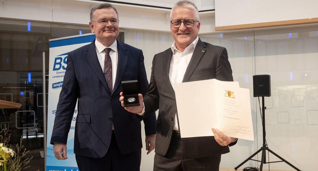 Der Amtschef des Ministeriums der Justiz und für Migration Elmar Steinbacher hat Alexander Schmid, Landesvorsitzender des Bundes der Strafvollzugsbediensteten, die Staufermedaille des Landes überreicht. Gewürdigt wurden seine großen Verdienste für den Justizvollzug in Baden-Württemberg. Der langjährige Landesvorsitzende des Landesverbands Baden-Württemberg des Bundes der Strafvollzugsbediensteten (BSBD), Alexander Schmid, ist in Karlsruhe mit der Staufermedaille ausgezeichnet worden. Im Rahmen der Festveranstaltung zum 19. Landesdelegiertentages des BSBD am 15. Oktober 2022 überreichte ihm der Amtschef des Ministeriums der Justiz und für Migration Elmar Steinbacher die Medaille und würdigte im Namen der Landesregierung Alexander Schmids große Verdienste für den Justizvollzug in Baden-Württemberg. In seiner …