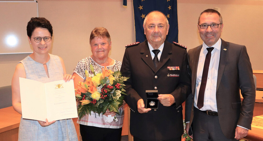 Justizministerin Marion Gentges hat Peter Nerpel aus Sinsheim die Staufermedaille überreicht. Mit seinem unermüdlichen ehrenamtlichen Wirken bringt er seit mehr als drei Jahrzehnten die Bürgerinnen und Bürger der Stadt Sinsheim und die Menschen Europas zusammen. Die baden-württembergische Ministerin der Justiz und für Migration Marion Gentges hat im Rahmen einer Feierstunde am 25. Juli 2022 in Sinsheim Peter Nerpel aus Sinsheim die Staufermedaille überreicht und das jahrzehntelange ehrenamtliche Wirken des zweifachen Familienvaters für die Stadt Sinsheim und Europa gewürdigt. Justizministerin Marion Gentges sagte: „Begegnungen, Freundschaften, Erinnerungen: Herr Peter Nerpel bringt durch sein unermüdliches ehrenamtliches Wirken die Bürgerinnen und Bürger der Stadt …