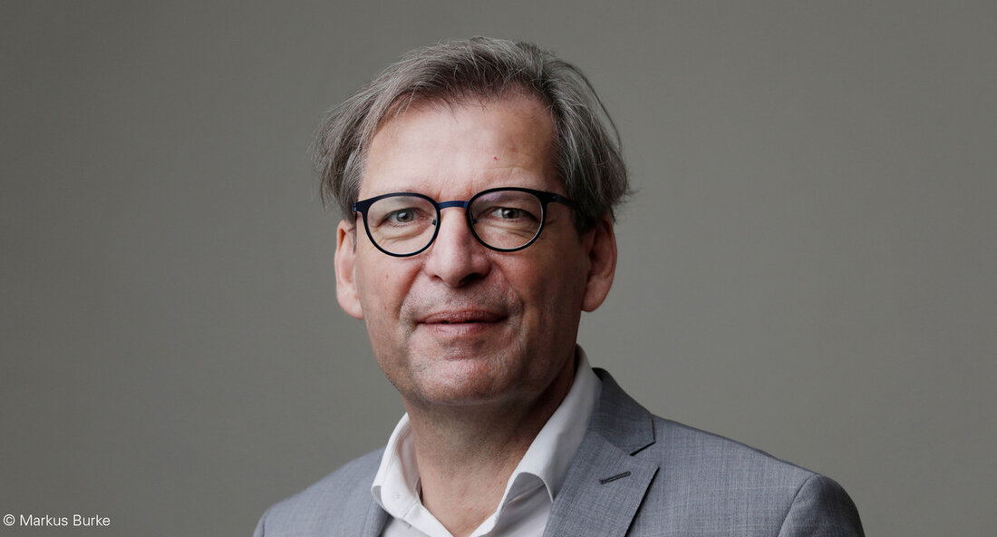 Stefan Brockmann wird Mitglied der Ständigen Impfkommission Der ehemalige Leiter des Kompetenzzentrums Gesundheitsschutz am Landesgesundheitsamt, Stefan Brockmann, hat kürzlich bekannt gegeben, dass er Mitglied der Ständigen Impfkommission (STIKO) am Robert Koch-Institut wird. Er spielte während der Corona-Pandemie eine wichtige Rolle als Berater der Landesregierung in Baden-Württemberg und war maßgeblich an vielen Entscheidungen beteiligt. Stefan Brockmann gehört zu den Experten, die die Landesregierung während der Corona-Pandemie in Baden-Württemberg beraten haben. Er war Mitglied des Beratergremiums von Ministerpräsident Winfried Kretschmann und hat die Regierung in Fragen des Infektionsschutzes unterstützt. Seine fachliche Einschätzung der Infektionslage hat zahlreiche Entscheidungen beeinflusst, die dazu dienten, die …